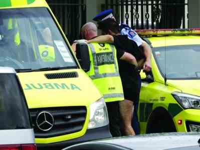 3月15日，在新西兰克赖斯特彻奇市，警察和医护人员帮助一名伤者。新华社/美联